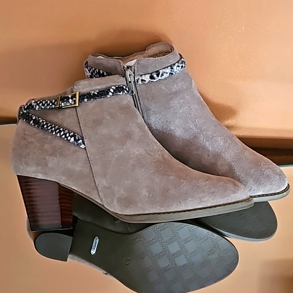 VIONIC Suede Heeled Ankle Zip-Up Boots!! CLEAN!!